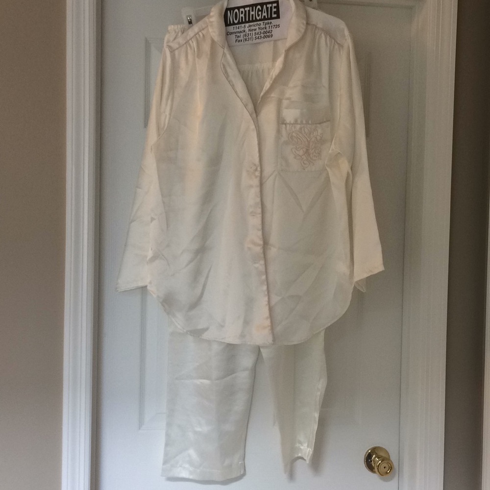 Cream/white satin pajama set L